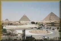 Uitzicht op de piramides vanaf het dakterras